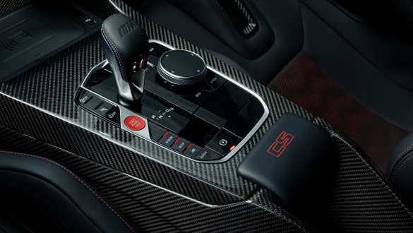 Mittelkonsole aus Carbon mit rotem CS-Emblem BMW M3 CS G80 BMW M3 CS G80 Mittelkonsole aus Carbon mit rotem CS-Emblem Nahaufnahme Cockpit