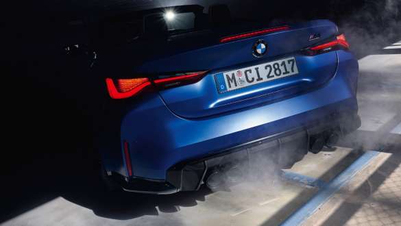 BMW M4 Competition Cabrio mit M xDrive G83 2021 Nahaufnahme Heck BMW M4 Competition Cabrio mit M xDrive G83 2021 BMW Individual Frozen Portimao Blau Nahaufnahme Heck