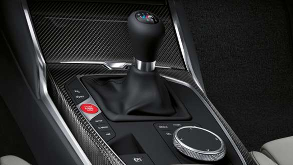 Manuelles M Getriebe und Hinterradantrieb BMW M4 Coupé G82 2020 BMW M4 Coupé G82 2020 Manuelles 6-Gang M Getriebe Nahaufnahme Mittelkonsole und Gangwahlschalter
