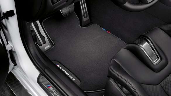 M Performance Fußmatten BMW M4 Coupé G82 2020 BMW M4 Coupé G82 2020 M Performance Fußmatten Innenraum Nahaufnahme