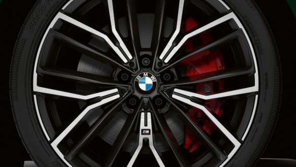 BMW M550i xDrive mit M Sportbremse G30 2020 BMW M550i xDrive Limousine mit M Sportbremse G30 LCI Facelift 2020 Nahaufnahme Rad