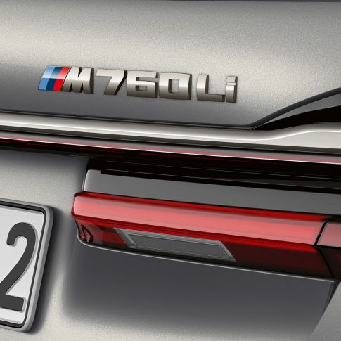BMW M760Li xDrive, Nahaufnahme des BMW M760Li Badge G11 BMW M760Li xDrive, Nahaufnahme des BMW M760Li Badge am Heck G11