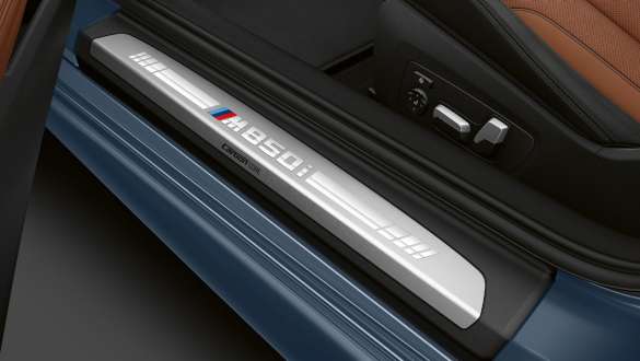 Einstiegsleiste mit M850i Schriftzug. Einstiegsleiste des BMW M850i xDrive Coupé mit M850i Schriftzug.