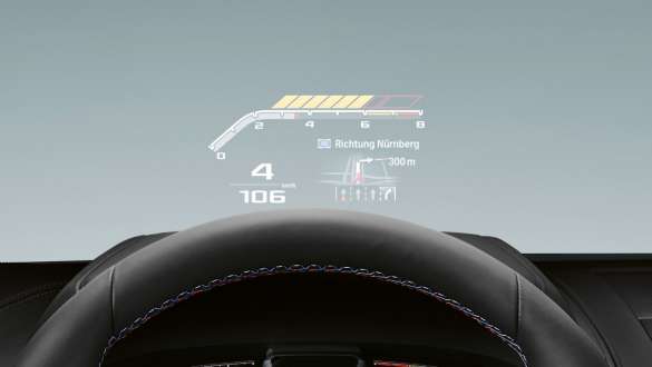 M spezifisches Head-Up Display. BMW 8er Coupé M Automobile mit M spezifischem Head-Up Display.