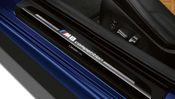 Einstiegsleiste mit M8 Competition Schriftzug. Einstiegsleiste des BMW M8 Competition Coupé mit M8 Competition Schriftzug.