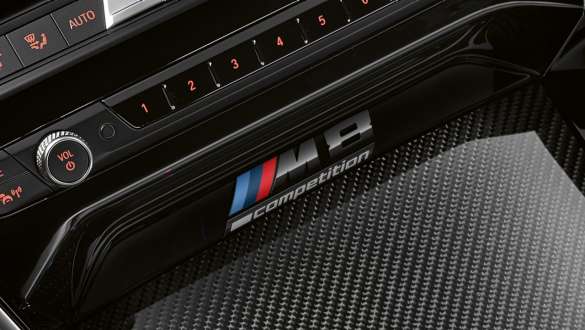 M8 Competition Badge. BMW M8 Competition Coupé, Mittelkonsole mit M8 Competition Badge.
