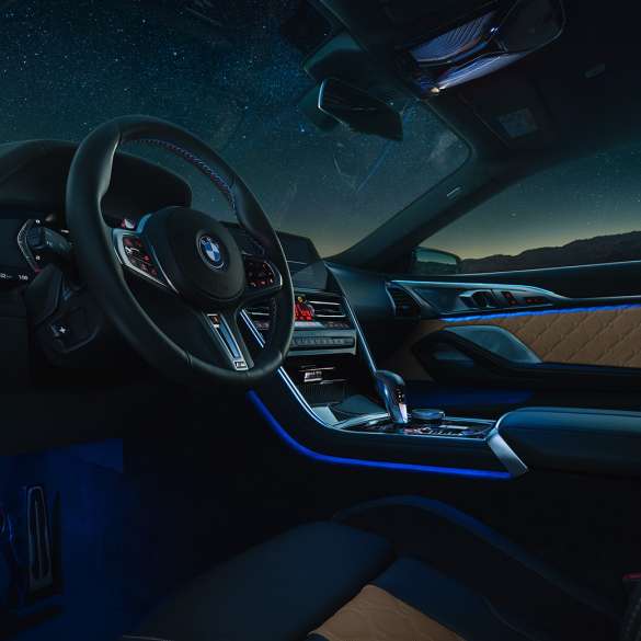 BMW M8 Competition Coupé, Cockpit. F92 BMW M8 Competition Coupé, Cockpit bei Nacht mit M Lederlenkrad und blauem ambienten Licht. F92