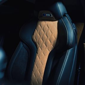 BMW M8 Competition Coupé, M Sportsitz. BMW M8 Competition Coupé, M Sportsitz mit M8 Badge und Polster in Vollleder 'Merino' Schwarz mit Kontrast in Midrand Beige.