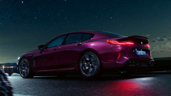 BMW M8 Competition Gran Coupé Dreiviertel-Seitenansicht Froschperspektive BMW M8 Competition Gran Coupé mit M xDrive F93 2020 BMW Individual Ametrin metallic Dreiviertel-Seitenansicht Froschperspektive