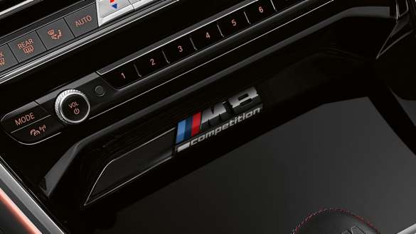 Competition Badge BMW M8 Competition Gran Coupé Mittelkonsole mit Competition Badge BMW M8 Competition Gran Coupé F93 2020 Innenraum