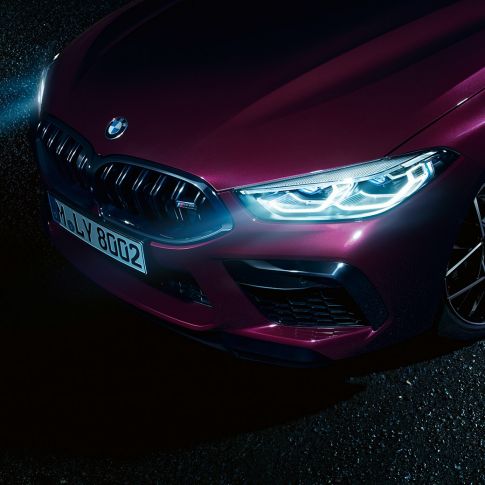 BMW M8 Competition Gran Coupé Nahaufnahme seitliche Front F93 BMW M8 Competition Gran Coupé mit BMW Laserlicht F93 2020 BMW Individual Ametrin metallic Nahaufnahme seitliche Front