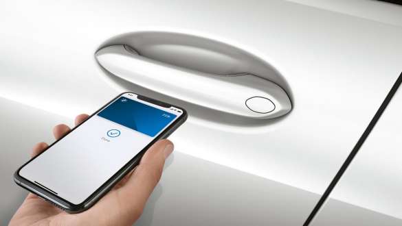 BMW Digital Key BMW 8er Gran Coupé M Automobile F93 LCI Facelift 2022 BMW 8er Gran Coupé M Automobile F93 LCI Facelift 20222022 BMW Digital Key Hand hält Smartphone an Türgriff