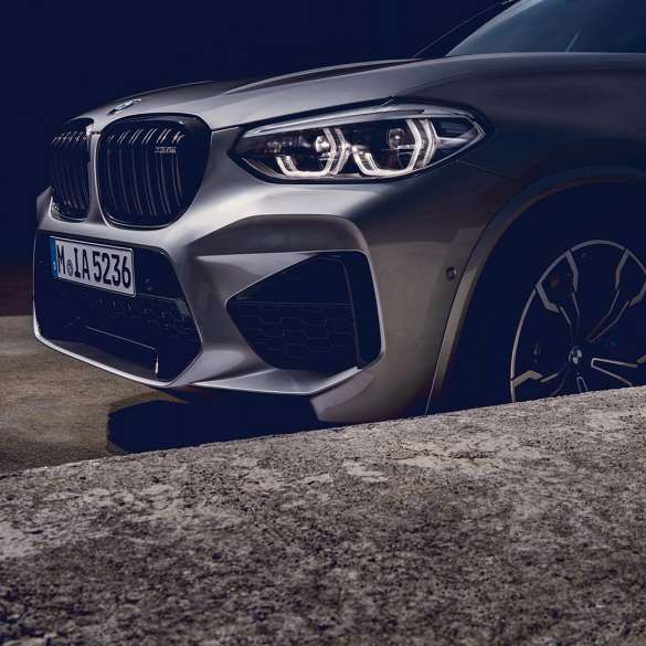BMW X3 M Competition SUV, seitliche Frontansicht F97. BMW X3 M Competition SUV in Donington Grau metallic, Exterieur, seitliche Frontansicht F97.