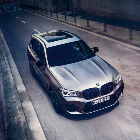 BMW X3 M Competition SUV, Vogelperspektive F97. BMW X3 M Competition SUV in Donington Grau metallic, Exterieur, Frontansicht aus Vogelperspektive F97.