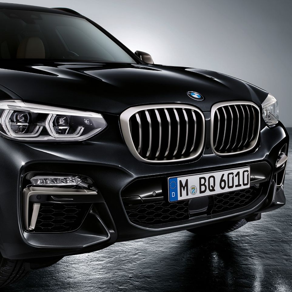 BMW X3 M40i und BMW X3 M40d SUV, Front G01. BMW X3 M40i und BMW X3 M40d SUV in Saphierschwarz metallic, Exterieur, Front mit Designelementen in Cerium Grey G01.