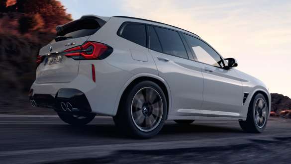 M xDrive BMW X3 M F97 LCI Facelift 2021 BMW X3 M F97 LCI Facelift 2021 M xDrive Alpinweiß setiliche Heckansicht Froschperspektive