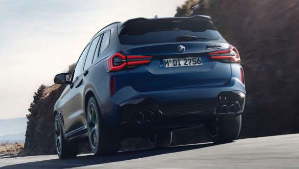 M xDrive BMW X3 M Competition F97 LCI Facelift 2021 BMW X3 M Competition F97 LCI Facelift 2021 Frozen Marina Bay Blau metallic fahrend Heckansicht Froschperspektive M xDrive