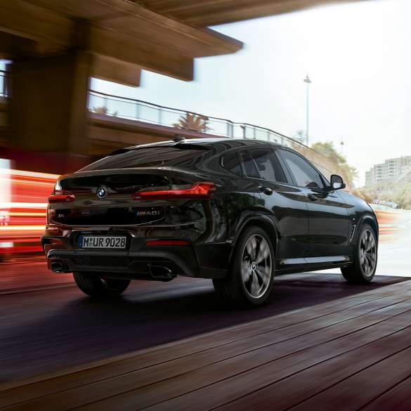 BMW X4 M40i, Dreiviertel-Frontansicht. BMW X4 M40i in Saphierschwarz metallic, fahrend, Exterieur, Dreiviertel-Frontansicht mit Lichtstreifen.