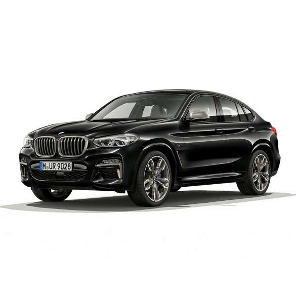 BMW X4 M40i und BMW X4 M40d, Dreiviertel-Frontansicht. BMW X4 M40i und BMW X4 M40d in Saphierschwarz metallic, Exterieur, Dreiviertel-Frontansicht rechts.