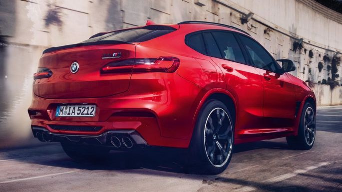 BMW X4 M Competition, seitliche Heckansicht. BMW X4 M Competition in Toronto Rot metallic, Exterieur, seitliche Heckansicht.