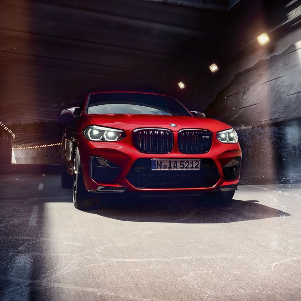 BMW X4 M Competition SUV, Dreiviertel-Frontansicht F98. BMW X4 M Competition SUV in Toronto Rot metallic, Exterieur, Dreiviertel-Frontansicht F98.