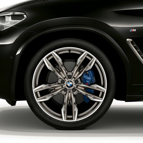 BMW X4 M40i und BMW X4 M40d, 21-Zoll M Leichtmetallräder. BMW X4 M40i und BMW X4 M40d in Saphierschwarz metallic, Exterieur, Seitenansicht mit 21-Zoll M Leichtmetallrädern im Doppelspeichen-Design.