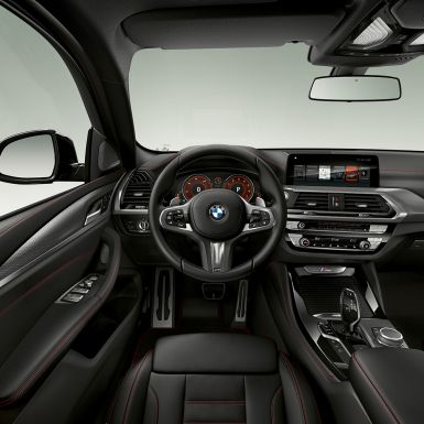 BMW X4 M40i und BMW X4 M40d, Cockpit. BMW X4 M40i und BMW X4 M40d, Interieur, Cockpit mit Sportsitzen und M Lederlenkrad.