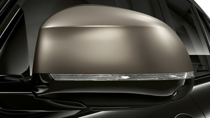 BMW X4 M40i und BMW X4 M40d, Spiegelkappen. BMW X4 M40i und BMW X4 M40d in Saphierschwarz metallic, Exterieur, galvanisierte Spiegelkappen in Cerium Grey.