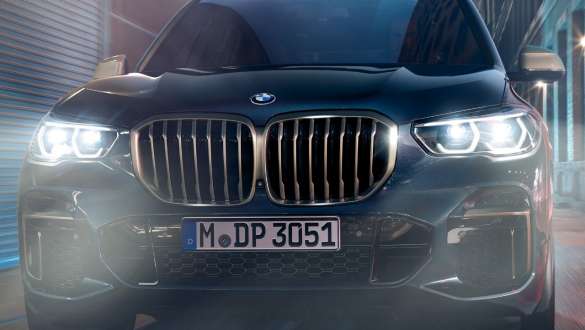 BMW Laserlicht BMW X5 M50i und M50d G05 BMW Laserlicht BMW X5 M50i und M50d Carbonschwarz metallic G05 2018 SUV Frontansicht
