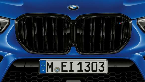 M spezifisches Frontziergitter des BMW X5 M Competition F95 M spezifisches Frontziergitter BMW X5 M Competition F95 2020 SUV Marina Bay Blau metallic Nahaufnahme