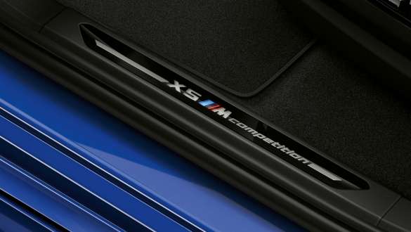 Einstiegsleisten mit „X5 M Competition“-Schriftzug im BMW X5 M Competition F95 Einstiegsleisten mit „X5 M Competition“-Schriftzug BMW X5 M Competition F95 2020 SUV Exterieur