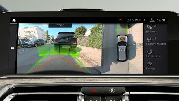 BMW X7 M Automobil mit Parking Assistant Pack Plus BMW X7 M Automobil, Parking Assistant Pack Plus: Nahaufnahme des Fahrer Panels, G07
