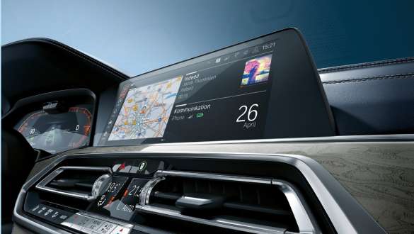 BMW X7 M Automobil mit BMW Live Cockpit Professional Schräge Untersicht auf das BMW Live Cockpit Professional des BMW X7 M Automobils, G07