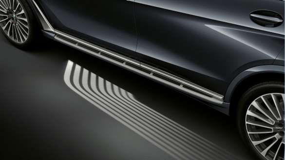 BMW X7 M Automobil mit Welcome Light Carpet BMW X7 M Automobil, Schräge Draufsicht, Welcome Light Carpet wird auf den Eingangsbereich vor der Fahrertür projiziert, G07