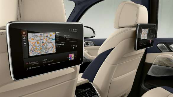 BMW X7 M Automobil mit Fond-Entertainment Professional BMW X7 M Automobil, Interieur, Schräge Sicht auf das Fond-Entertainment Professional auf der Rückseite der vorderen Sitze, G07