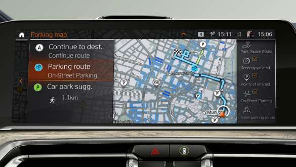BMW X7 M Automobil mit Parkplatzassistent G07 2019 BMW X7 M Automobil mit Parkplatzassistent G07 2019 Control Display