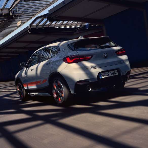 Dreiviertel Heckansicht BMW X2 F39 BMW X2 2020 F39 Brooklyn Grau Dreiviertel Heckansicht