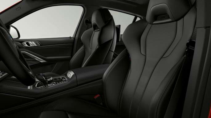 BMW X6 mit BMW xLine, Polsterung. G06 BMW X6 Interieur mit BMW xLine mit Fokus auf Polsterung G06