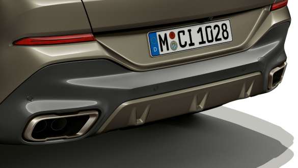 M Sportabgasanlage des BMW X6 SUV. G06 Nahaufnahme der M Sportabgasanlage des BMW X6 SUV. G06