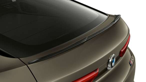 M Carbon Heckspoiler. G06 BMW X6 SUV mit Nahaufnahme der M Carbon Heckspoiler. G06
