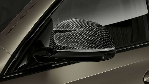 M Carbon Spiegelkappen. G06 BMW X6 SUV mit Nahaufnahme der M Carbon Spiegelkappen. G06