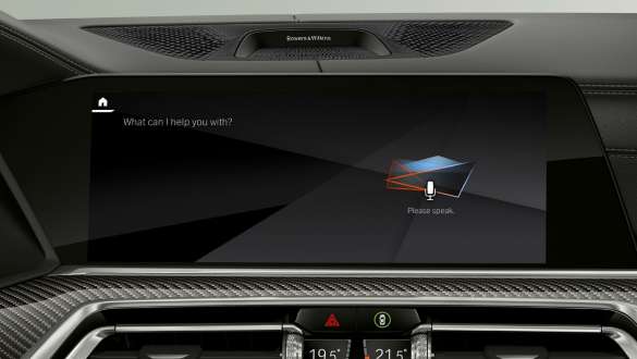 Head-Up Display mit BMW Intelligent Personal Assistant. BMW X6 SUV Cockpit mit Blick auf BMW Intelligent Personal Assistant im Head-Up Display.