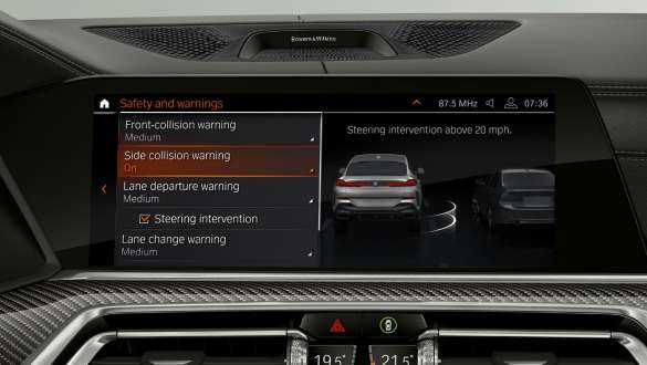 Head-Up Display mit Driving Assistant Pack Professsional. BMW X6 SUV Cockpit mit Blick auf Driving Assistant Pack Professional im Head-Up Display.