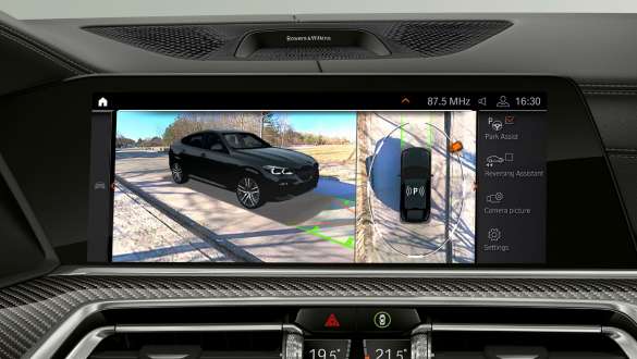 Head-Up Display mit Parking Assistant Pack Plus. BMW X6 Cockpit mit Blick auf Parking Assistant Pack Plus im Head-Up Display.
