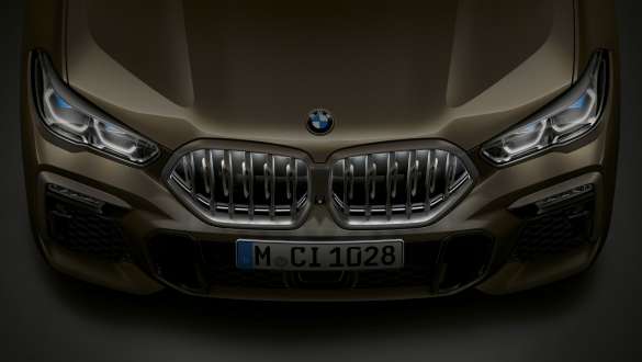 BMW X6 SUV Front. G06 Nahaufnahme BMW X6 SUV Front mit BMW Niere ‘Iconic Glow’aus der Vogelperspektive. G06