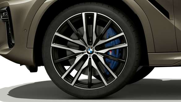 BMW X6 SUV mit Fokus auf Leichtmetallrad. G06 BMW X6 SUV Exterieur mit Fokus auf Leichtmetallrad. G06