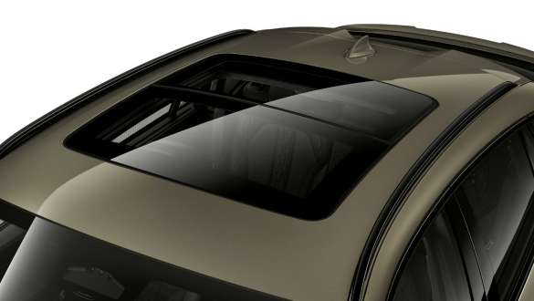 Panorama-Glasdach des BMW X6 SUV. G06 Nahaufnahme der Panorama-Glasdach des BMW X6 SUV. G06