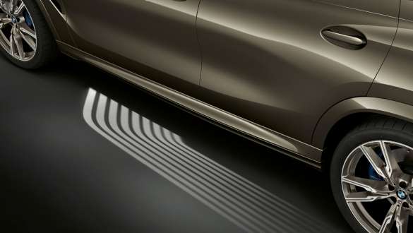 BMW Welcome Light Carpet. G06 Seitenansicht des BMW X6 SUV mit Fokus auf Welcome Light Carpet. G06