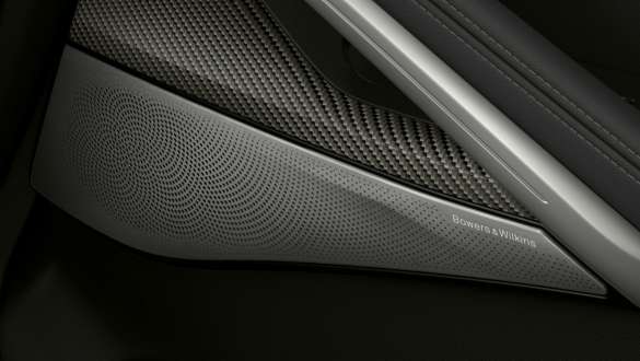 BMW X6 SUV Lautsprecher. Close-up des BMW Interieurs mit Fokus auf Lautsprecherbox.