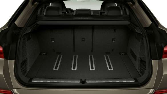Gepäckraumpakets des BMW X6 SUV. Nahaufnahme des Gepäckraumpakets des BMW X6 SUV.
